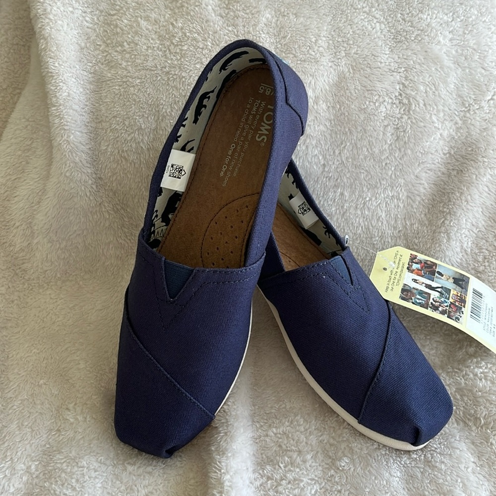 NWT TOMS Classic navy canvas Alpargata women’s slip ons size 8.5